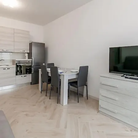 12th Floor Diamond Tower - 72 Daire